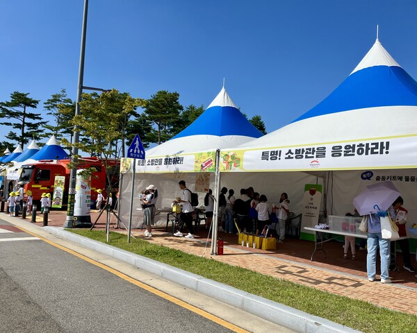경북도청 천년숲에서 열린 ‘안아드림 페스티벌’ 현장에 마련된 희망브리지 ‘특명! 소방관을 응원하라’ 체험 부스 전경. (사진제공=희망브리지)