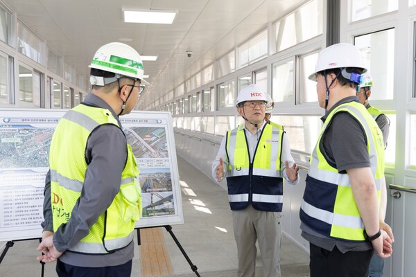 HDC현대산업개발 정경구 대표이사(왼쪽 2번째)가 26일, 경상북도 영주시 도담–영천 복선전철 4공구 현장을 찾아 현장 안전보건 점검을 진행했다. (사진=HDC현대산업개발)