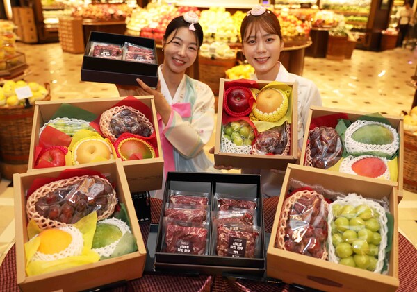 신세계백화점 강남점 지하 1층 신세계마켓에서 모델들이 '이지픽업' 선물 세트를 소개하고 있다. (사진제공=신세계백화점) 