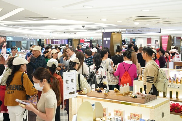 29일 오후 롯데면세점 명동본점에 중국 텐진에서 출발한 드림호 크루즈 승객 1700여 명이 방문해 쇼핑을 하고 있다. (사진제공=롯데면세점)