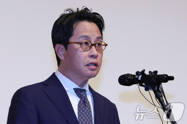 조좌진 롯데카드 대표이사가 18일 서울 중구 부영태평빌딩 컨벤션홀에서 열린 언론 브리핑에서 롯데카드 대규모 해킹 사고 관련 대국민 사과문을 발표하고 있다. 2025.9.18/뉴스1 ⓒ News1 박지혜 기자