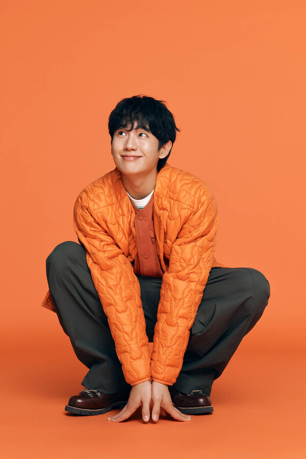 래빗 경량 패딩을 입은 배우 정해인 (사진=디오디)