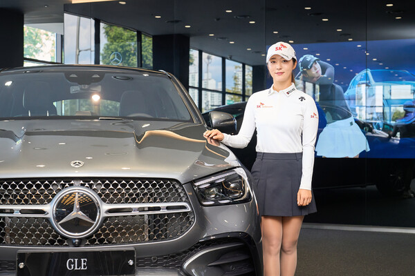 HS효성더클래스가 KLPGA 김재희 선수와 후원 협약을 맺고 메르세데스-벤츠 GLE 차량을 전달했다. (사진제공=HS효성더클래스)