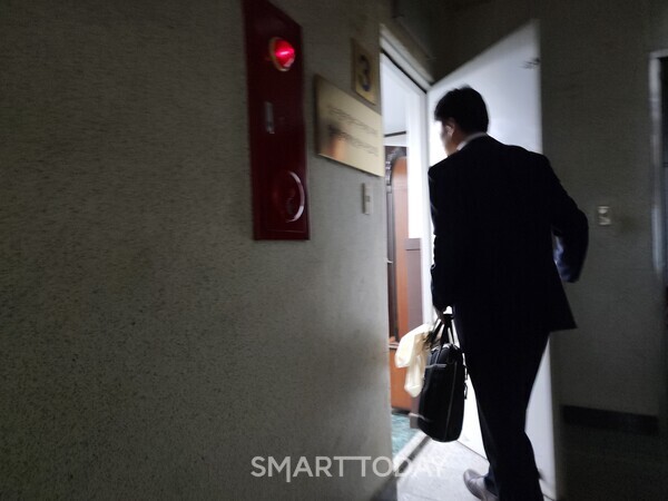 서울시 관계자가 성수1지구 조합 실태조사를 위해 사무실을 방문하고 있다. 출처=김종현 기자