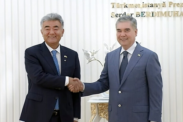 정원주 회장이 구르반굴리 베르디무하메도프 투르크메니스탄 최고지도자를 예방하고 있다. (사진제공=대우건설)