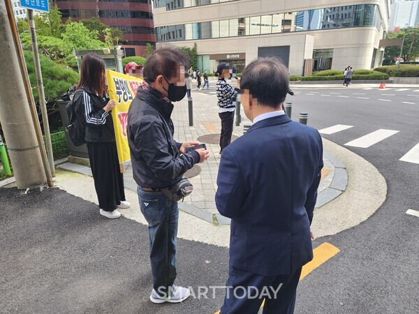 부영애시앙 영업소장이 입주민에 '부영 계열사 대표이사와의 면담'을 안내하고 있다. 출처=김종현 기자