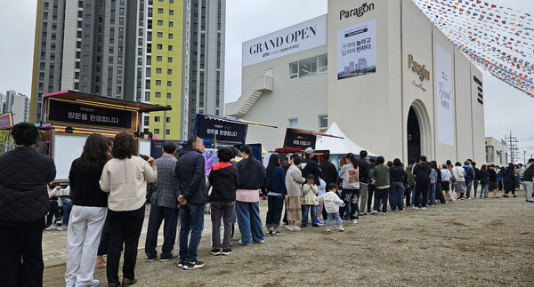 ‘회천중앙역 파라곤’ 견본주택을 찾은 인파 (사진제공=라인그룹)