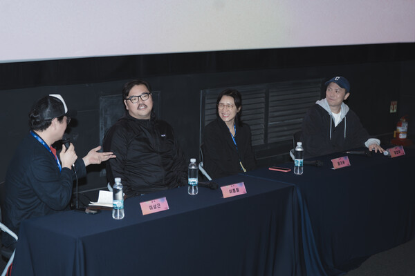 제 21회 미장센 영화제에서 딥포커스를 진행하고 있는 모습. (왼쪽부터) 이상근 감독, 이종필 감독, 윤가은 감독, 장건재 감독 (사진제공=티캐스트)