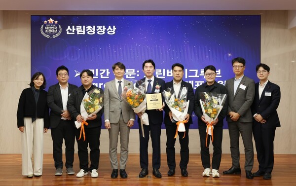 홍상균 롯데건설 디자인연구소장(가운데)이 ‘2025 대한민국 조경대상’ 시상식에서 수상 후 기념촬영을 하고 있다. (사진제공=롯데건설)