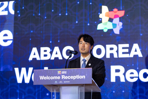 이규호 코오롱그룹 부회장이 지난 26일 부산에서 개최된 2025 APEC 기업인자문위원회(ABAC) 4차 회의에서 환영사를 하고 있다. 이 부회장은 올해 신설된 ABAC 바이오헬스케어워킹그룹(BHWG) 의장으로 활동해왔다. (사진제공=코오롱)