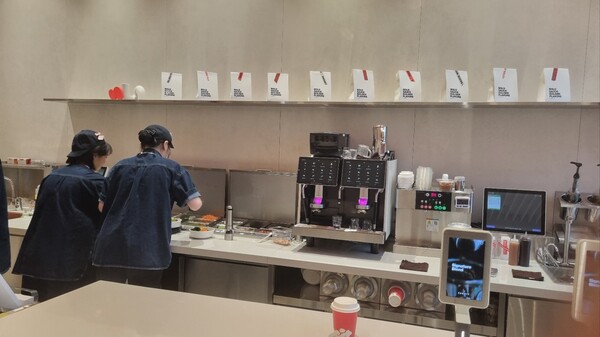 매장 운영 첫날, 조리대에서 샐러드 보울을 만드는 모습. (사진=황태규 기자)