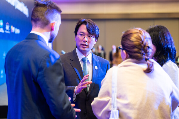 코오롱그룹은 이규호 부회장이 지난 28일 부산에서 열린 아시아태평양경제협력체(APEC) 기업인자문위원회(ABAC) 4차회의 폐막행사를 주재하며 APEC 정상들에게 전할 정책권고안을 최종 확정했다고 밝혔다. 사진은 이 부회장이 행사 참여자들과 대화를 나누는 모습 (사진=코오롱)