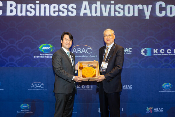 코오롱그룹은 이규호 부회장이 지난 28일 부산에서 열린 아시아태평양경제협력체(APEC) 기업인자문위원회(ABAC) 4차회의 폐막행사를 주재하며 APEC 정상들에게 전할 정책권고안을 최종 확정했다고 밝혔다. 사진은 차기 ABAC 의장직을 수행할 리판룽(Li Fanrong) ABAC 중국 위원 겸 시노켐 회장에게 의사봉을 전달하는 모습. (사진=코오롱)