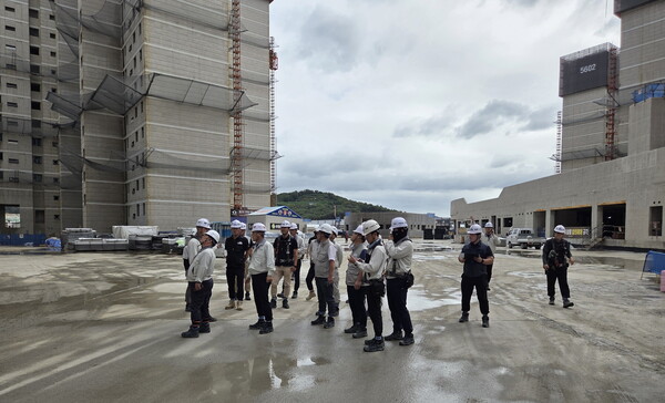 중흥건설·중흥토건 경영진이 인천 검단지구 AB20-2블록 공사현장에서 안전·품질 합동점검을 진행하고 있다. (사진제공=중흥그룹)