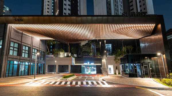 서울시 좋은빛상 공모전 대상을 수상한 라체르보 써밋의 문주 (사진제공=대우건설)