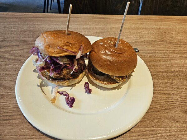 (왼쪽부터) 코울슬로 치킨버거, 콰삭 치킨버거. (사진=황태규 기자)