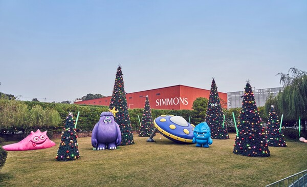 시몬스가 경기도 이천 복함문화공간 시몬스 테라스에 크리스마스 트리 및 일루미네이션을 선보인다. (사진제공=시몬스)