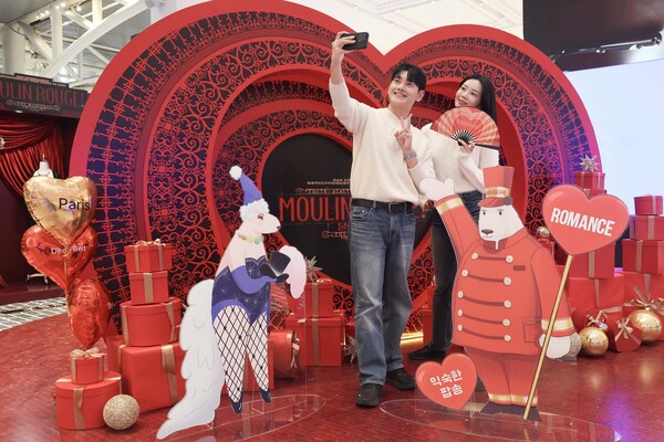 모델들이 신세계백화점 강남점 1층 오픈스테이지 '씨뮤 산타즈의 선물공장' 팝업에서 굿즈들을 소개하고 있다. (사진제공=신세계백화점)