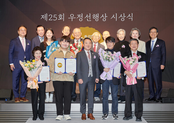 코오롱그룹 오운문화재단이 4일 서울 마곡 코오롱 원앤온리타워에서 제25회 우정선행상 시상식을 개최했다. 지난 2004년부터 장기입원 어린이들을 위해 병원학교 교육 봉사활동을 펼쳐온 대학생 연합 동아리 키즈유나이티드가 대상을 수상했다. 이웅열(앞줄 가운데) 오운문화재단 이사장과 수상자, 심사위원들이 단체 기념촬영을 하는 모습. (사진제공=코오롱)