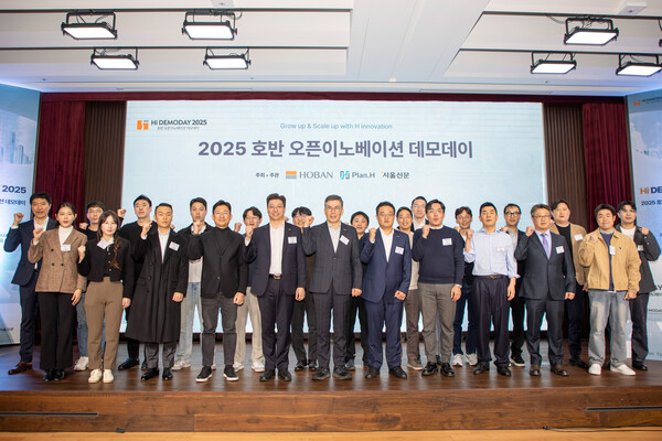 호반그룹이 지난 6일 서울 서초구 호반파크에서 ‘2025 호반 오픈이노베이션 데모데이’를 진행했다. 문갑 호반건설 경영부문 대표(앞줄 오른쪽 여섯번째)와 스타트업 관계자들이 기념촬영을 하고 있다. (사진제공=호반그룹)