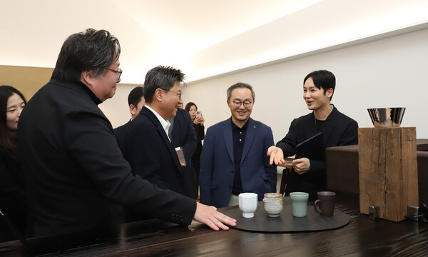 양태오 작가가 참석자들에게 자신의 디자인 철학을 소개하고 있다. (사진제공=포스코이앤씨)