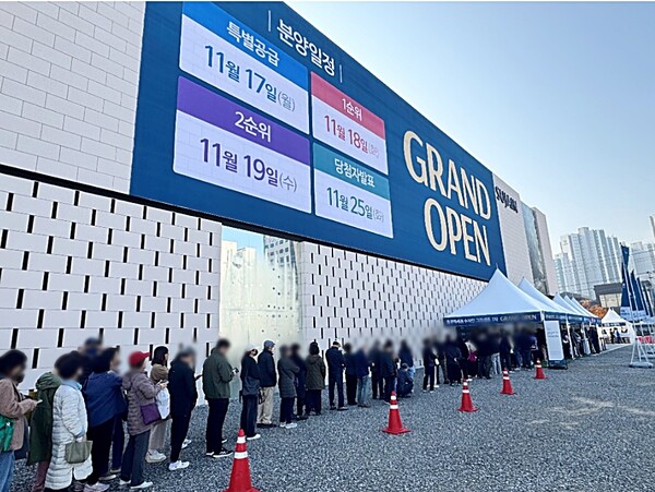 풍무역세권 수자인 그라센트 견본주택 입장을 위해 방문객들이 줄지어 서있다.(사진제공=BS한양)