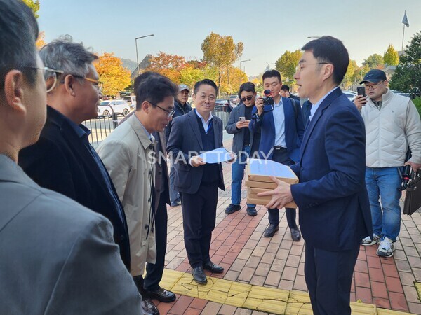 김남국 대통령실 디지털소통비서관이 힐스테이트 지금디포레 수분양자들의 법률대리인으로부터 서한문을 전달받고 있다. 출처=김종현 기자