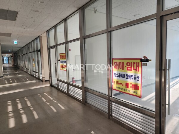 힐스테이트 지금디포레 상가 3층 풍경. 가게가 들어선 공간을 찾기 힘들 만큼 공실이 많이 있다. 출처=김종현 기자