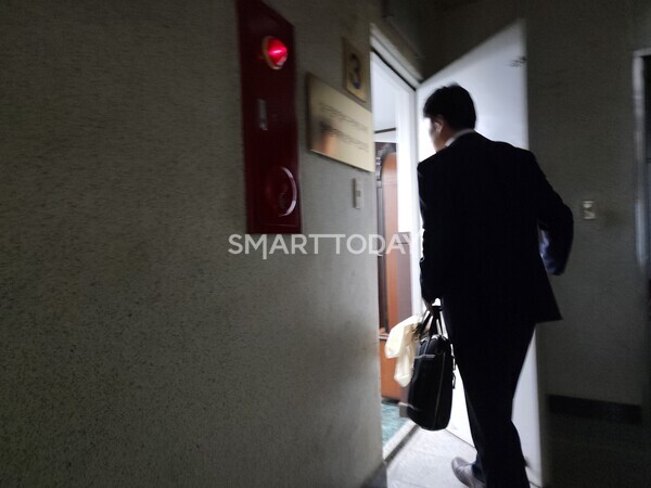 성수1지구 실태조사를 위해 서울시 관계자가 조합 사무실을 방문하고 있다. 출처=김종현 기자