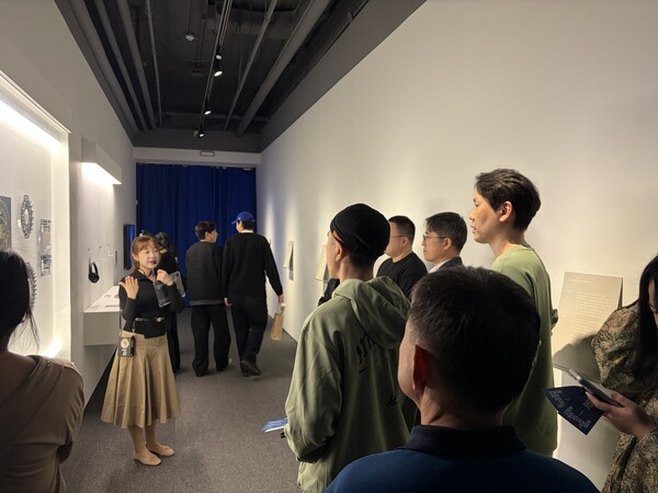 세화미술관 도슨트 해설 프로그램에 참여하고 있는 관람객들의 모습. (사진제공=태광그룹)