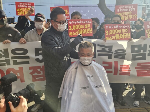 경기 파주시에서 홍콩반점을 운영하는 모기범 점주가 삭발하는 모습. (사진=황태규 기자)