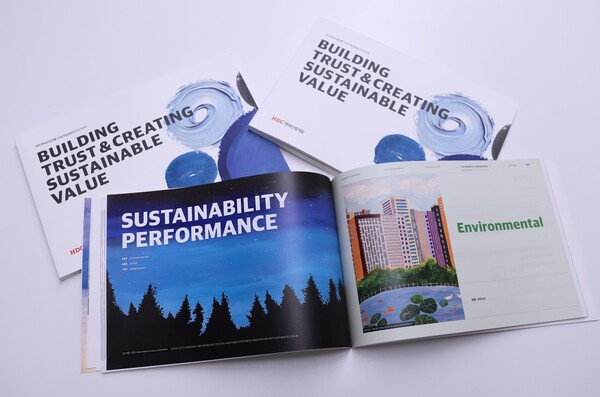 장애인 예술단이 직접 그린 그림이 적용된 HDC현대산업개발의 2025 지속가능경영보고서 (사진제공=HDC현대산업개발)