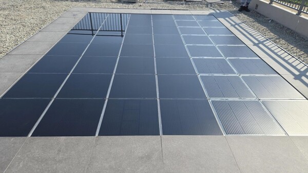 GS건설이 All In One 옥상 바닥시스템을 적용하여 태양광모듈과 타일마감재를 설치한 모습 (사진제공=GS건설)