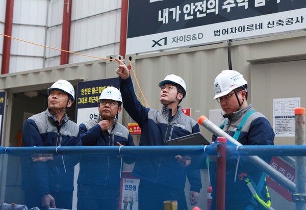 구본삼 대표(왼쪽 3번째)가 범어자이르네 신축공사 현장에서 안전점검의 날 행사에 참여하고 있다. (사진제공=자이에스엔디)