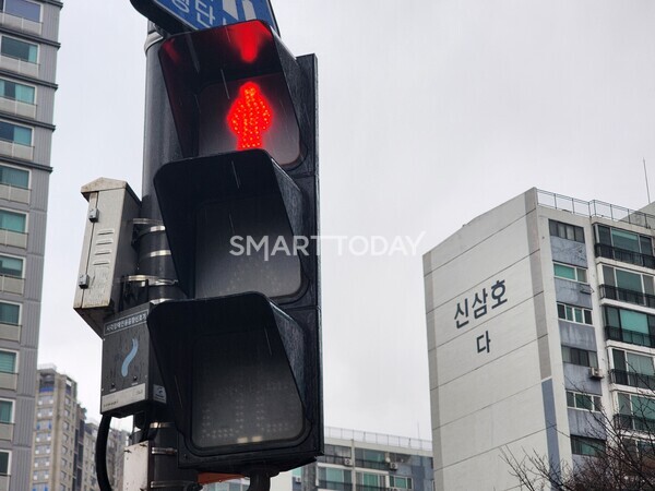 방배신삼호 아파트 입구의 횡단보도에 적색 등이 켜져 있다. 출처=김종현 기자
