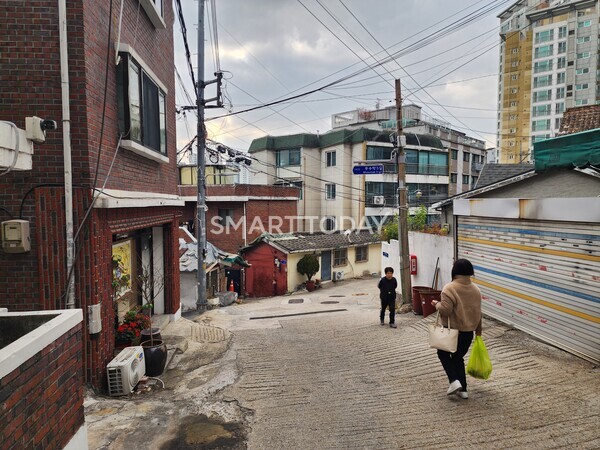 시민들이 금호21구역 주택가 거리를 걷고 있다. 출처=김종현 기자