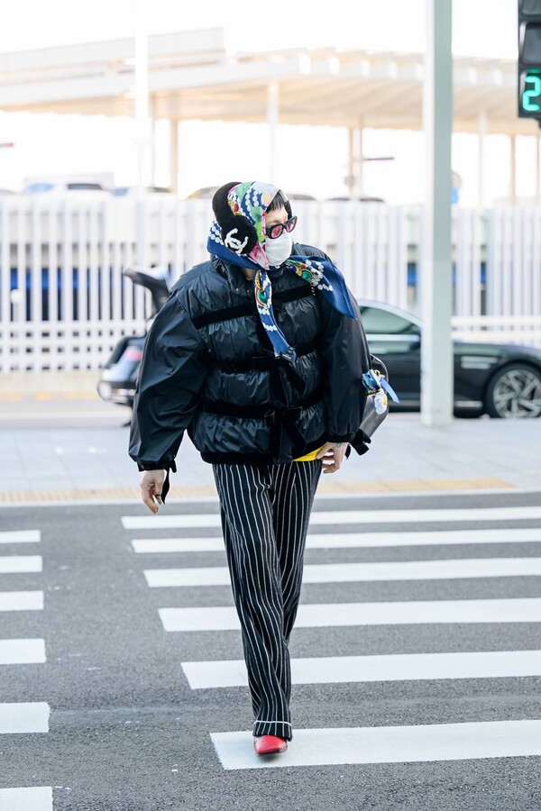 K팝 스타 지드래곤이 스카프 스타일링으로 완성한 공항패션으로 인천공항에 등장했다 (사진제공=샤넬)