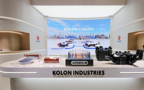 코오롱그룹이 4일부터 나흘간 경기도 일산 킨텍스에서 열리는 세계 최대 규모의 수소산업 박람회 ‘World Hydrogen EXPO(이하 WHE) 2025’에 참가해 수소 생산부터 저장, 활용까지 수소산업 전 분야를 아우르는 첨단기술과 솔루션을 선보인다. 사진은 박람회 현장 코오롱그룹 전시관 모습. (사진=코오롱)