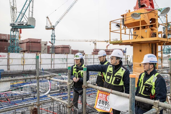 현대건설 이한우 대표이사(오른쪽 2번째)가 힐스테이트 더웨이브시티에서 ‘동절기 대비 건설현장 안전점검 릴레이 캠페인’을 진행하며 현장 직원들과 함께 안전시설과 작업환경을 점검하고 있다. (사진제공=현대건설)