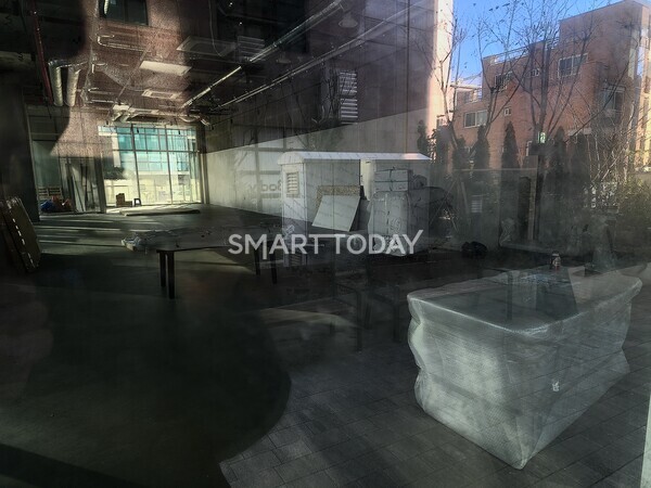 보타니끄 논현 1층 내부 모습. 포장지가 뜯겨지지 않은 새 가구들이 널브러져 있다. 출처=김종현 기자