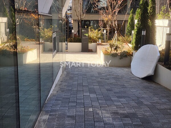 보타니끄 논현 1층 외부에 새 탁자가 놓여 있다. 출처=김종현 기자