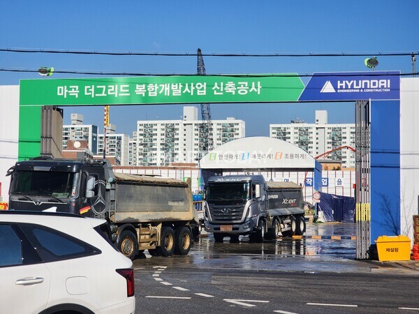 트럭이 마곡 더그리드 건설현장 입구를 빠져나오고 있다. 출처=김종현 기자