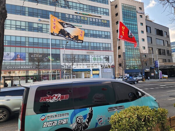 마곡 더그리드 현장 앞에 한국노총 섬유건설노조 차량이 주차돼 있다. 출처=김종현 기자