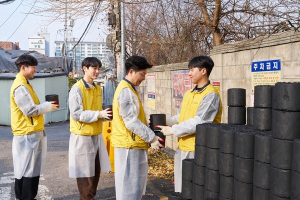 HDC현대산업개발은 10일 서울 용산구의 독거노인 가구를 찾아 연탄 배달 봉사활동을 실시했다.